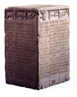 Prisma cuadrangular de alabastro. En cada cara tres filas con los meses del año encabezados por signos del zodiaco.